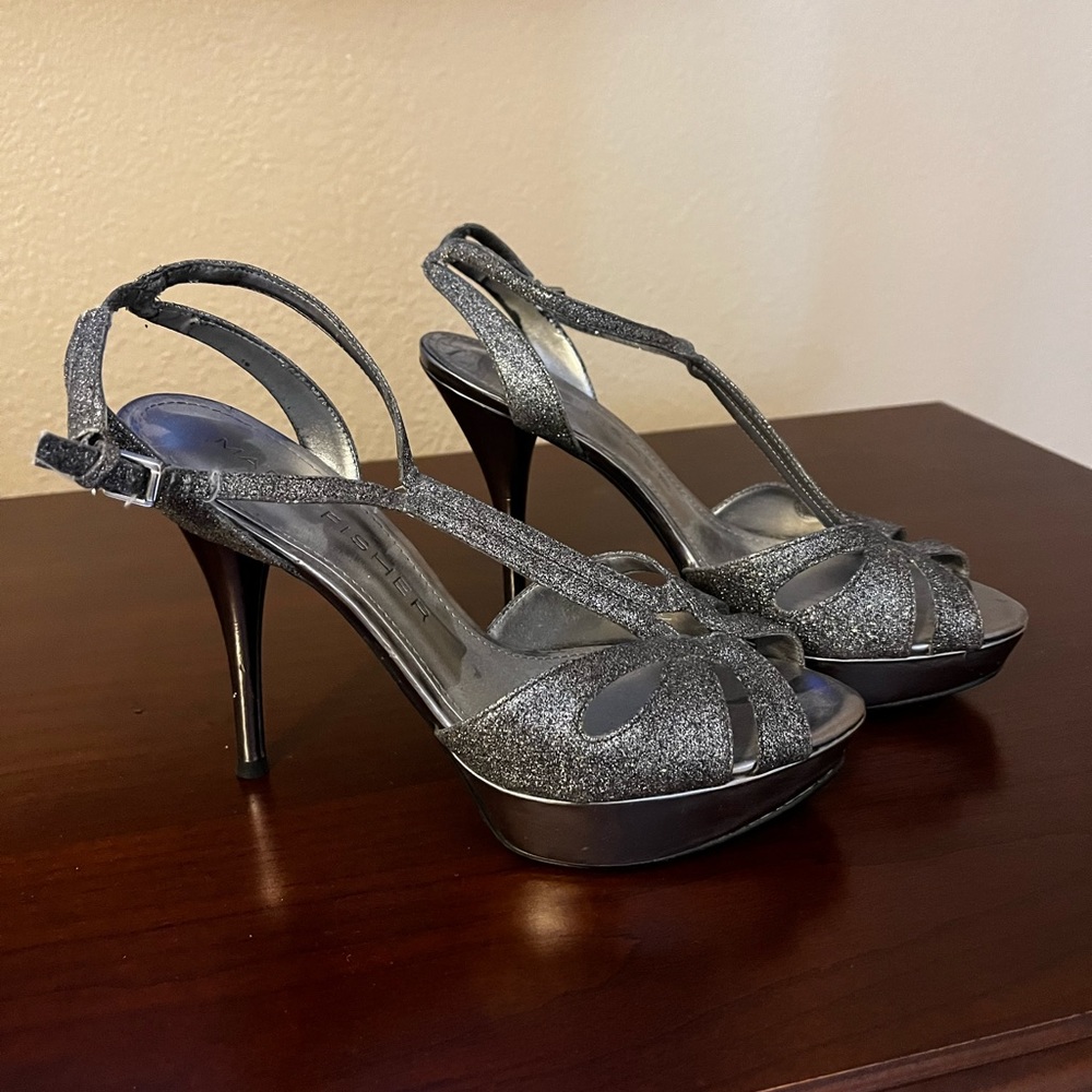Marc Fisher Size 7 silver black 4” heel - CUTE!!